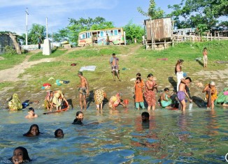 Bagno al fiume in Bangladesh