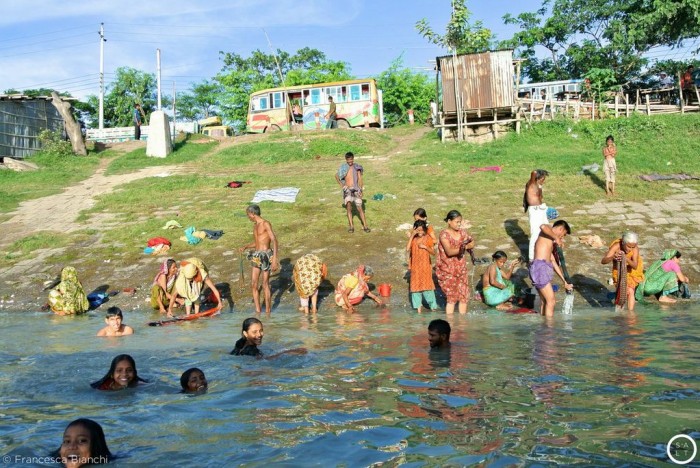 Bagno al fiume in Bangladesh