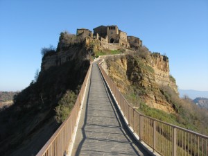 civita-di-bagnoregio dal basso