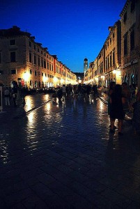 Stradun lucente dopo il tramonto