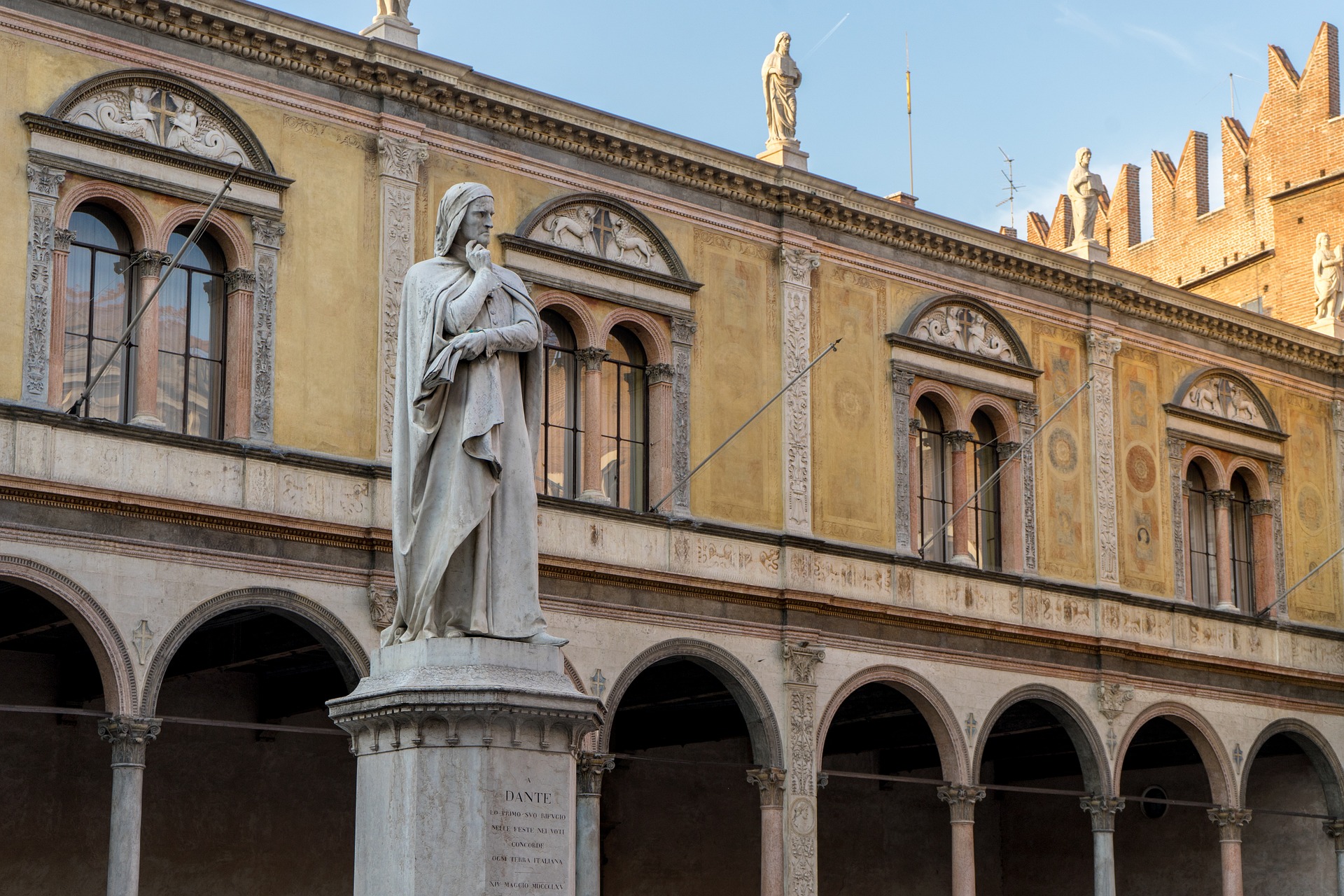 Statua di Dante a Verona 